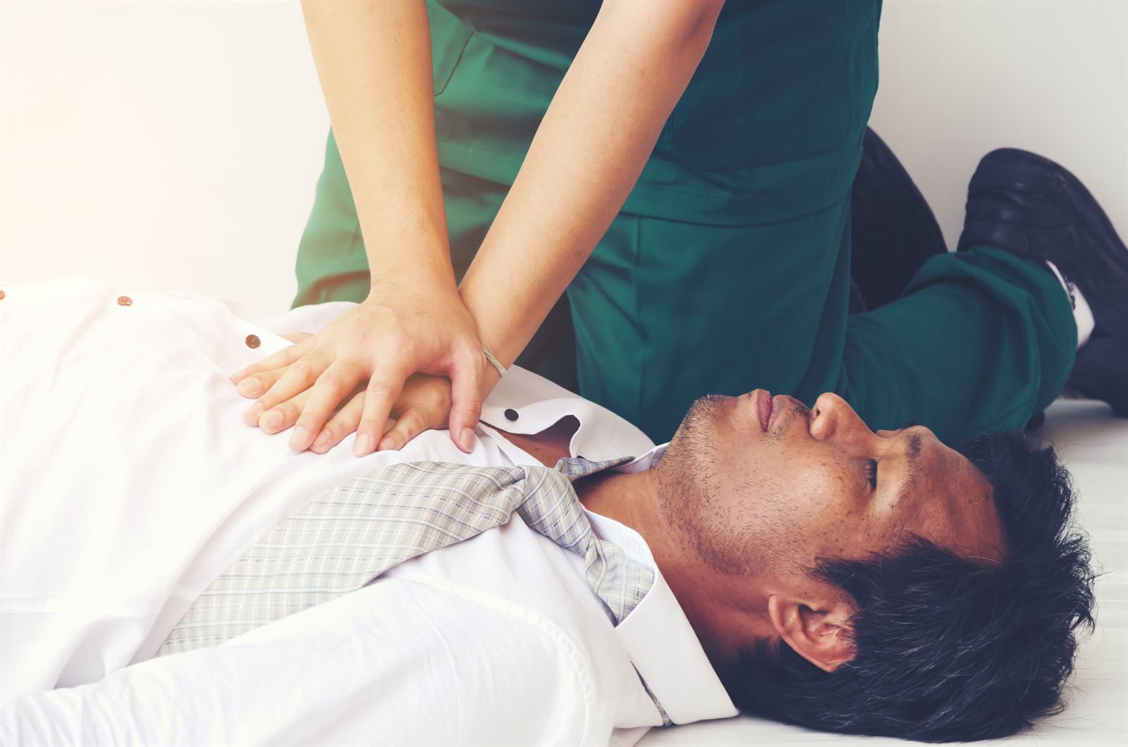 Herzdruckmassage bei einem Patienten durch eine Pflegekraft